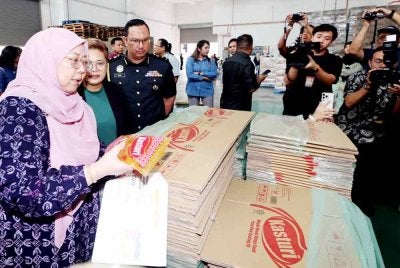 Fuzian melakukan lawatan kilang yang membungkus minyak paket di Jelapang Emas Ventures Sdn Bhd, di sini, pada Rabu.