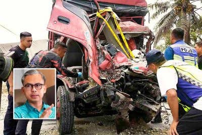 Keadaan lori FRU yang terbabit kemalangan dengan muatan lori batu di Jalan Chikus-Sungai Lampam pada Selasa. (Foto Bernama) Gambar kecil: Fahmi