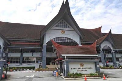 Penghantar makanan dihadapkan ke Mahkamah Sesyen Seremban pada Rabu atas dua pertuduhan merogol teman wanitanya Januari lalu.