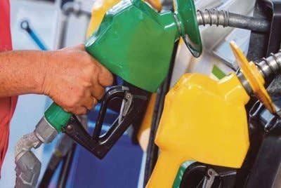 Harga runcit petrol RON97 turun sebanyak 3 sen seliter kepada RM3.07 seliter bagi tempoh 15 hingga 21 Mei. Foto hiasan
