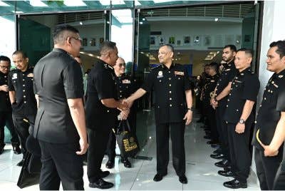 Mohamad Fauzi (tengah) bersalaman dengan rakan setugas pada Majlis Lambaian Kasih Jejak Perjuangan di Pejabat SPRM Kuala Lumpur pada Rabu. Foto SPRM