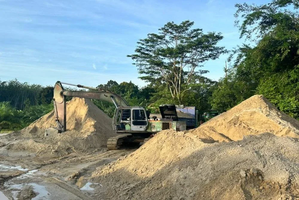 Jengkaut antara kenderaan yang disita dalam serbuan dilakukan di lombong pasir haram di kawasan Kulim, Kuala Muda dan Bukit Selambau pada Rabu. Foto PGA BRIGED UTARA