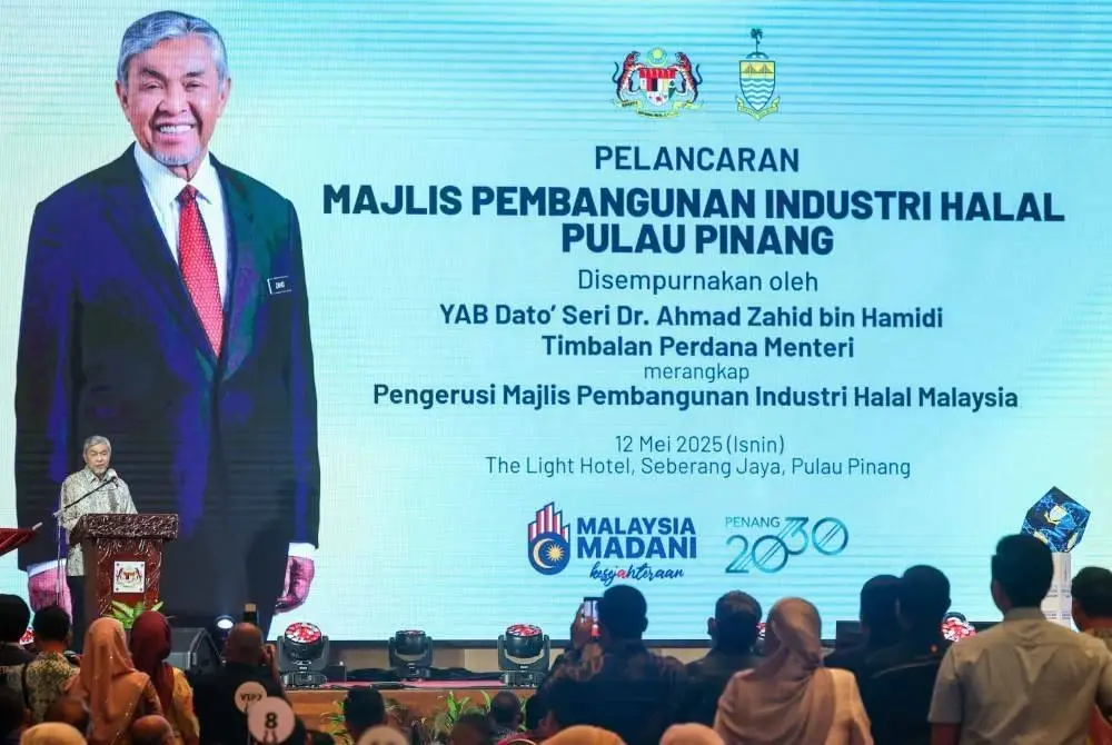 AHMAD ZAHID menyampaikan ucapan pada Pelancaran Majlis Pembangunan Industri Halal Pulau Pinang baru-baru ini. Foto Bernama