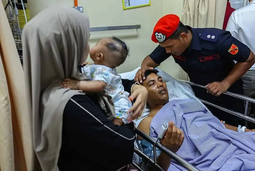 Anggota FRU, Lans Koperal Muhammad Aniq Taufiq Rozi salah seorang mangsa yang tercedera dirawat di Hospital Teluk Intan. Foto Bernama