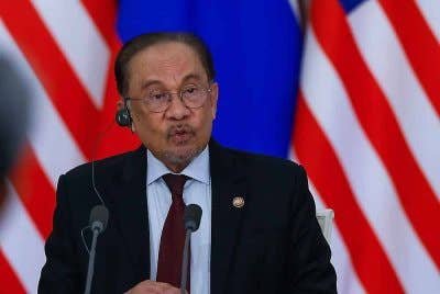 Anwar ketika sidang media bersama bersama Presiden, Vladimir Putin sejurus mesyuarat delegasi selesai di Kremlin Moscow pada Rabu. Foto Bernama