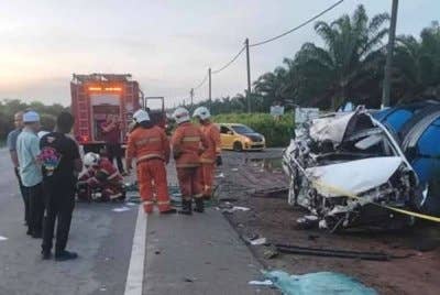 Kemalangan di Kilometer 88, Jalan Jerangau-Jabor, berhampiran Bandar Al Muktafi Billah Shah (AMBS), Dungun pada malam Rabu. Foto Facebook Ghazali Sulaiman