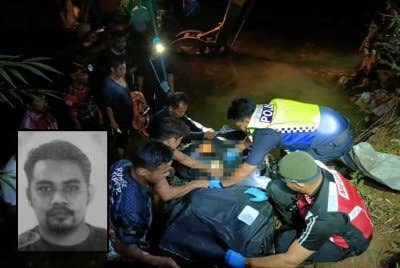Anggota polis membantu mengangkat mayat mangsa yang ditemui tertimbus dalam anak sungai ketika menjalankan aktiviti mencari emas di Merapoh pada Rabu. (Gambar kecil: Ayub)