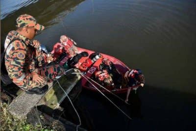 Anggota Bomba dan Penyelamat bersama polis melakukan operasi mencari sebuah kenderaan pacuan empat roda yang terhumban ke dalam Sungai Sarawak berdekatan Jambatan Tun Salahuddin, Kuching, pada Khamis. Foto Bernama