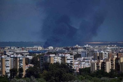Pihak berkuasa turut mengarahkan pemindahan penduduk atau pekerja dari kawasan perindustrian berkenaan.