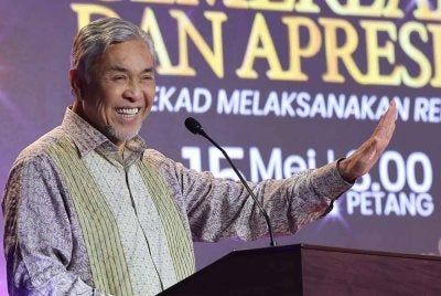 Ahmad Zahid ketika berucap pada Majlis Anugerah Perkhidmatan Cemerlang dan Apresiasi Tahun 2024 Kementerian Kemajuan Desa & Wilayah (KKDW) di Dewan Seri lestari KKDW pada Khamis. Foto Bernama