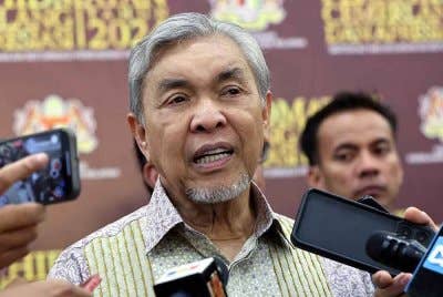 Ahmad Zahid ketika sidang media pada Majlis Anugerah Perkhidmatan Cemerlang dan Apresiasi Tahun 2024 Kementerian Kemajuan Desa & Wilayah (KKDW) di Dewan Seri lestari KKDW pada Khamis. Foto Bernama