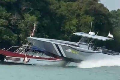 Tular beberapa video memaparkan bot tertera bendera TLDM dilihat hilang kawalan sebelum merempuh bot pelancong dan terbabas ke bahagian daratan.