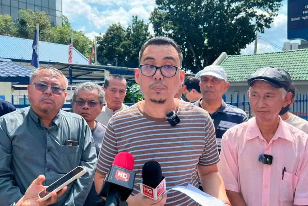 Rusnizam (tengah) ketika sidang akhbar selepas melakukan laporan di Balai Polis Tun Razak pada Jumaat.