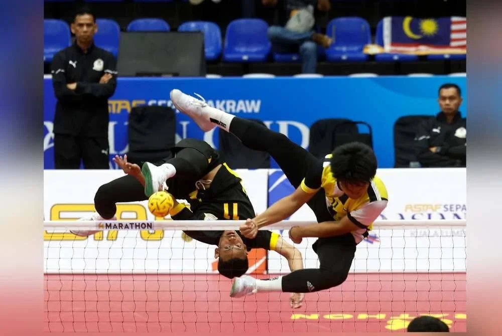 Aksi pemain pBrunei, Mohamad Noorazlan Rosli cuba menahan libasan Khairul Aman Mohd Rosdi dalam acara regu berpasukan Kejohanan Sepak Takraw Piala Asia Kuala Lumpur 2025 di Stadium Titiwangsa, pada Jumaat.