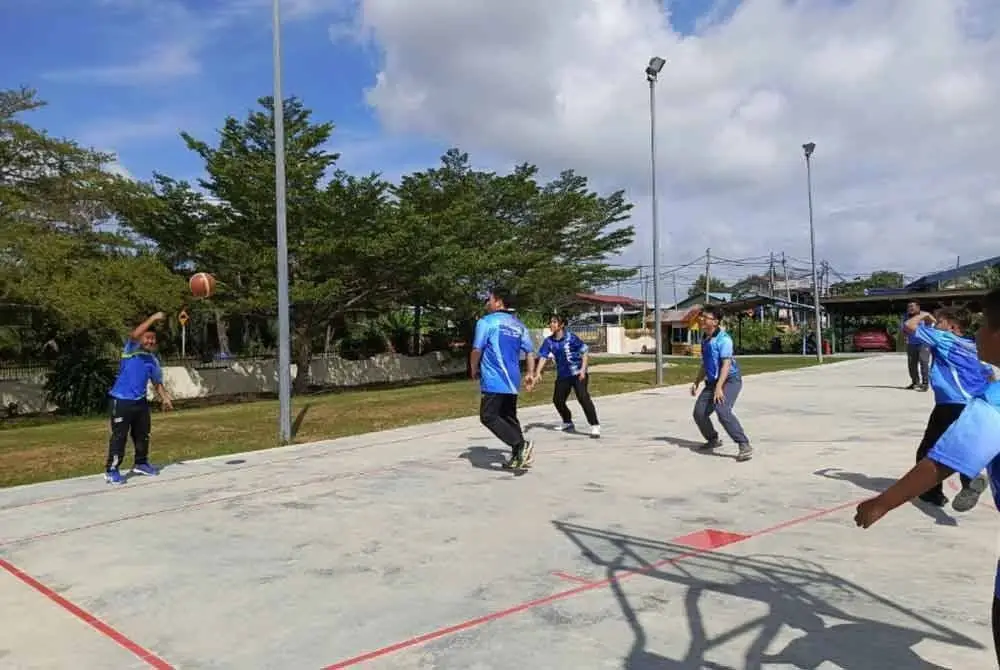 Biarpun hanya mempunyai 41 orang murid, sambutan Hari Guru di Sekolah Jenis Kebangsaan Cina (SJKC) Chong San, Kampung Sungai Burung di sini tetap meriah dan ceria.