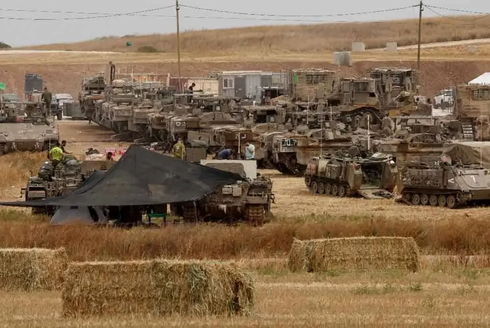 Unit kereta kebal Zionis ditempatkan di kawasan bersempadan Gaza setelah Israel merancang untuk memperluaskan operasi ketenteraan di wilayah itu.