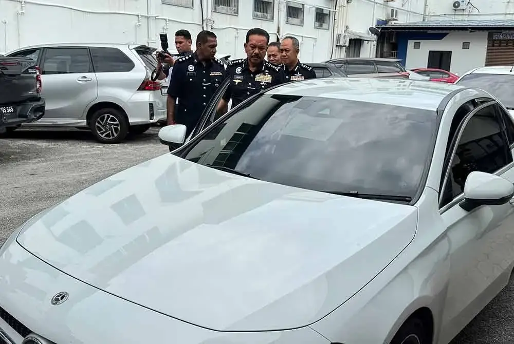 Polis turut menyita sebuah kereta mewah jenis Mercedes Benz yang digunakan suspek.
