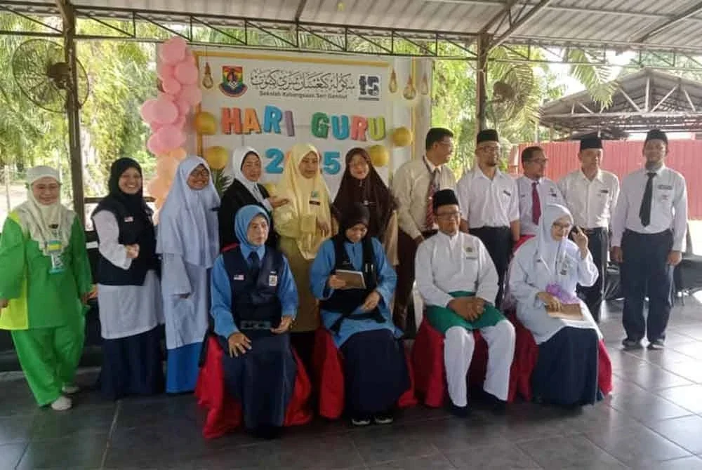 Guru SK Seri Gambut, Tanjong Karang mengenakan uniform sekolah sempena Hari Guru pada Jumaat.