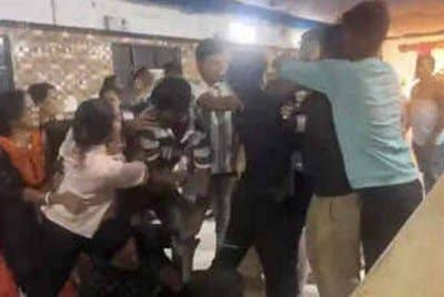 Tular sebuah rakaman memaparkan seorang wanita 'menyerang' majlis perkahwinan bekas tunangnya.