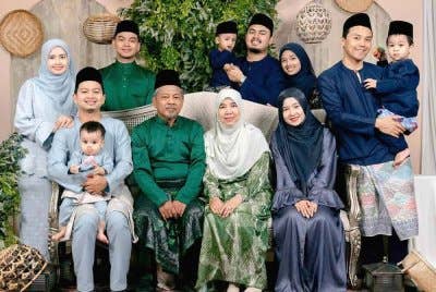 Raja Rosmawati (duduk, dua dari kanan) merakam gambar bersama keluarganya sempena Aidilfitri baru-baru ini.