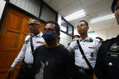 Tertuduh, Rudi Zulkarnain ketika dibawa ke Mahkamah Majistret Teluk Intan pada Jumaat atas pertuduhan memandu secara berbahaya sehingga menyebabkan kematian sembilan anggota FRU, Selasa lalu.