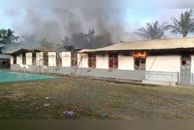 Asap tebal memenuhi ruang asrama dalam kebakaran asrama pekerja ladang di Ladang Felda FGV Aring 2, Gua Musang.