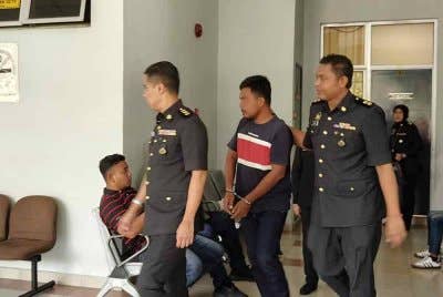 OKS dibawa keluar dari Mahkamah Majistret Seremban pada Jumaat.