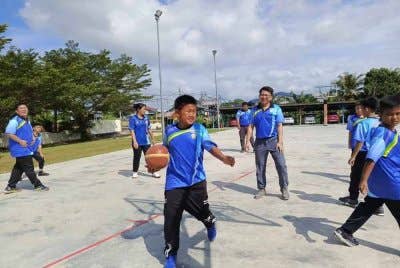Permainan sukan bola keranjang antara guru dan murid menceriakan sambutan Hari Guru SJKC Chong San, Kampung Sungai Burung di sini pada Jumaat.