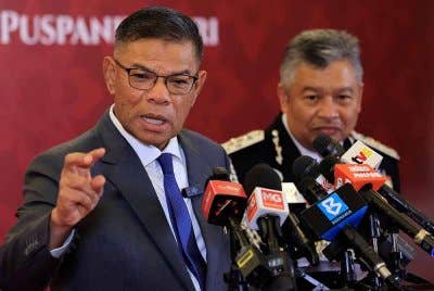 Saifuddin Nasution (kiri) bercakap pada sidang akhbar selepas hadir pada Majlis Penyampaian Anugerah Perkhidmatan Cemerlang Jabatan Imigresen Malaysia Tahun 2024 di Puspanitapuri hari ini. - Foto: Bernama
