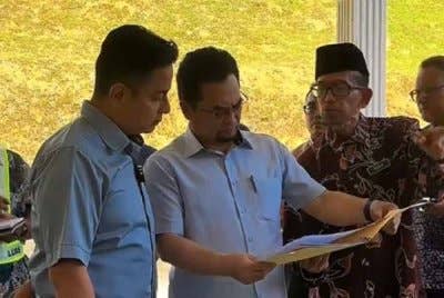 Mohamad Fahmi (kiri) dan Pengarah JAIS, Datuk Mohd Shahzihan Ahmad (tengah) meninjau tapak pembinaan Tanah Perkuburan Islam di Paya Jaras, Sungai Buloh pada Jumaat.