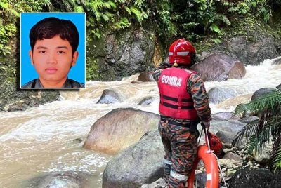 Anggota keselamatan berusaha mengesan mangsa yang dipercayai hilang akibat dihanyutkan kepala air di Hutan Lipur Lata Payung, Setiu. Gambar kecil: Abed Mifzal. Gambar kecil: Abed Mifzal