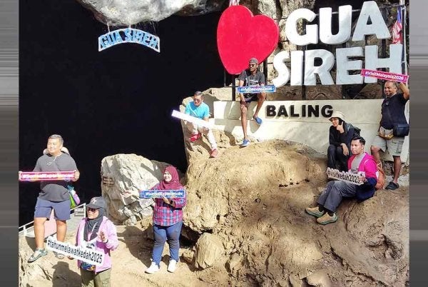 Peserta Program FAM Trip Surreal Experience Kedah bergambar di hadapan Gua Sireh, Baling yang merupakan lokasi pelancongan baharu di Kedah.