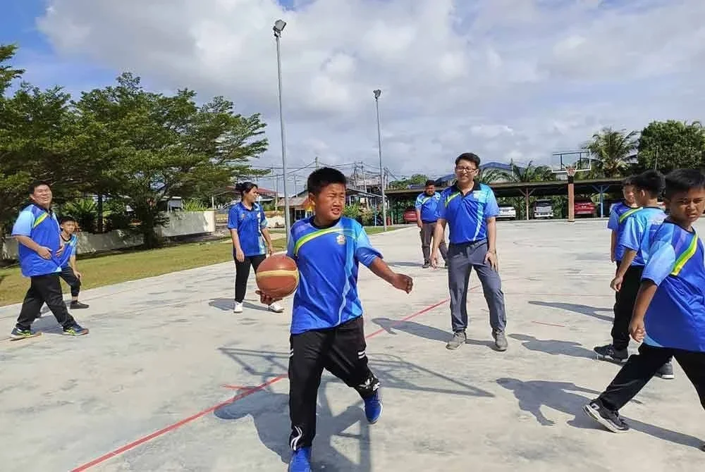 Permainan sukan bola keranjang antara guru dan murid menceriakan sambutan Hari Guru SJKC Chong San, Kampung Sungai Burung di aini pada Jumaat.