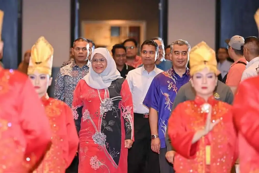 Maimunah (kiri) menghadiri Majlis Apresiasi Petugas Bazar Ramadan dan Aidilfitri Wilayah Persekutuan Kuala Lumpur Tahun 2025.