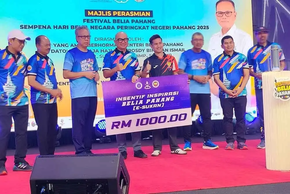 Fadzli (empat dari kiri) menyampaikan Insentif Inspirasi Belia Sukan (E-Sukan) sempena Majlis Perasmian Festival Belia Negeri Pahang di Wisma Belia, Indera Mahkota di sini pada Sabtu.