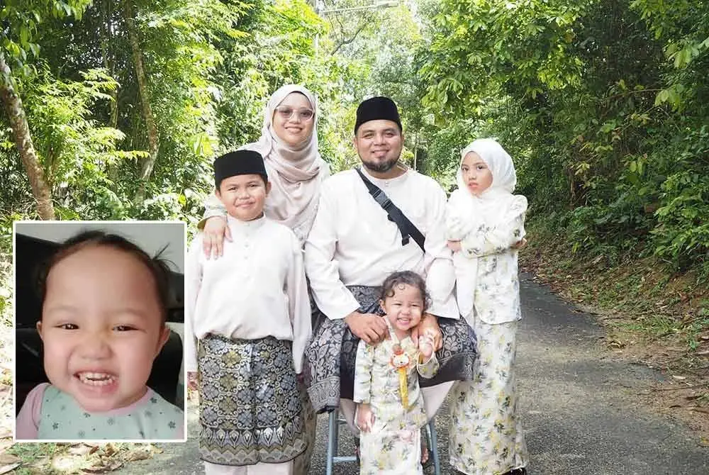 Nur Khayla Azzahra disamping ibu bapa serta adik-beradik lain.