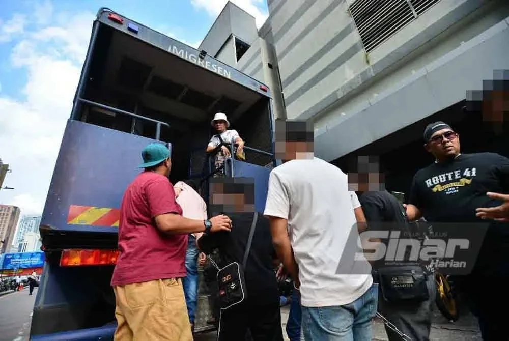 Kesemua warga asing yang ditahan dibawa ke Depot Tahanan Imigresen untuk tindakan lanjut. - FOTO SINARHARIAN/ASRIL ASWANDI SHUKOR