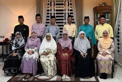 Mohd Zakaria (berdiri, tiga kiri) bersama adik-beradiknya yang bergelar guru. pensyarah.