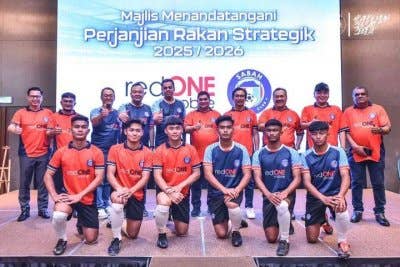 Shahelmey bersama tetamu selepas Majlis Menandatangani Kerjasama Strategik antara Sabah FC dan RedOne Network Sdn Bhd, pada Jumaat. Foto SABAH FC