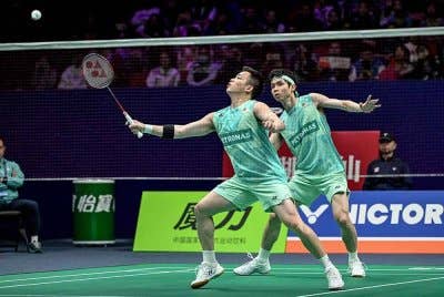 Aaron (kiri) dan Wooi Yik mara ke pentas final Terbuka Thailand selepas mengalahkan pasangan tuan rumah di Bangkok pada Sabtu. - Foto: Agensi.