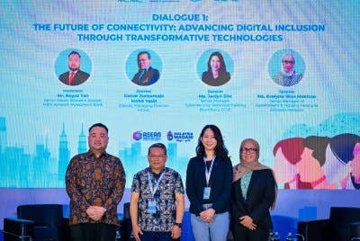 Zurkarnain (dua dari kiri) dan Jaclyn (dua dari kanan) bergambar bersama Penganalisis MIDF Research, Royce Tan (kiri) dan Pengurus Kanan Perhubungan Kerajaan dan Industri Ericsson Malaysia, Evelyne Wan Mokhtar (kanan) selepas sesi dialog mengenai "The Future of Connectivity: Advancing Digital Inclusion Through Transformative Technologies" di Cyberview Resort pada Sabtu.