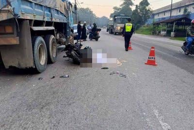 Seorang wanita maut dalam kemalangan dengan sebuah lori di Batu 16, Sungai Tiram awal pagi Sabtu.