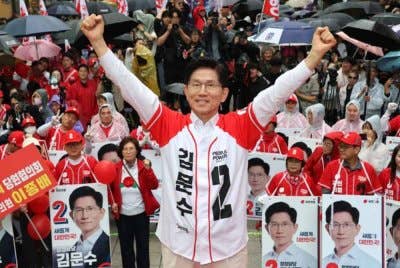 Imej buruk yang disebabkan Suk Yeol didakwa sedikit sebanyak mempengaruhi sokongan ke atas Moon-soo yang bertanding sebagai calon Presiden pada 3 Jun depan. - Foto Agensi