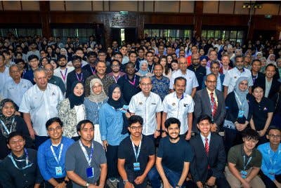 Fahmi (tengah) bersama orang ramai yang hadir selepas Sambutan Hari Telekomunikasi dan Masyarakat Berinformasi Sedunia 2025 di Cyberjaya pada Sabtu. 