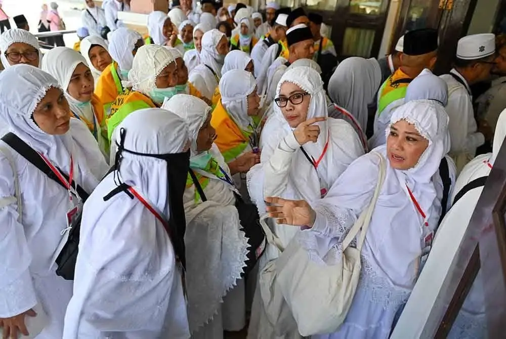 Jemaah haji di wilayah Aceh beratur untuk pemeriksaan kesihatan sebelum berlepas ke kota suci Makkah.