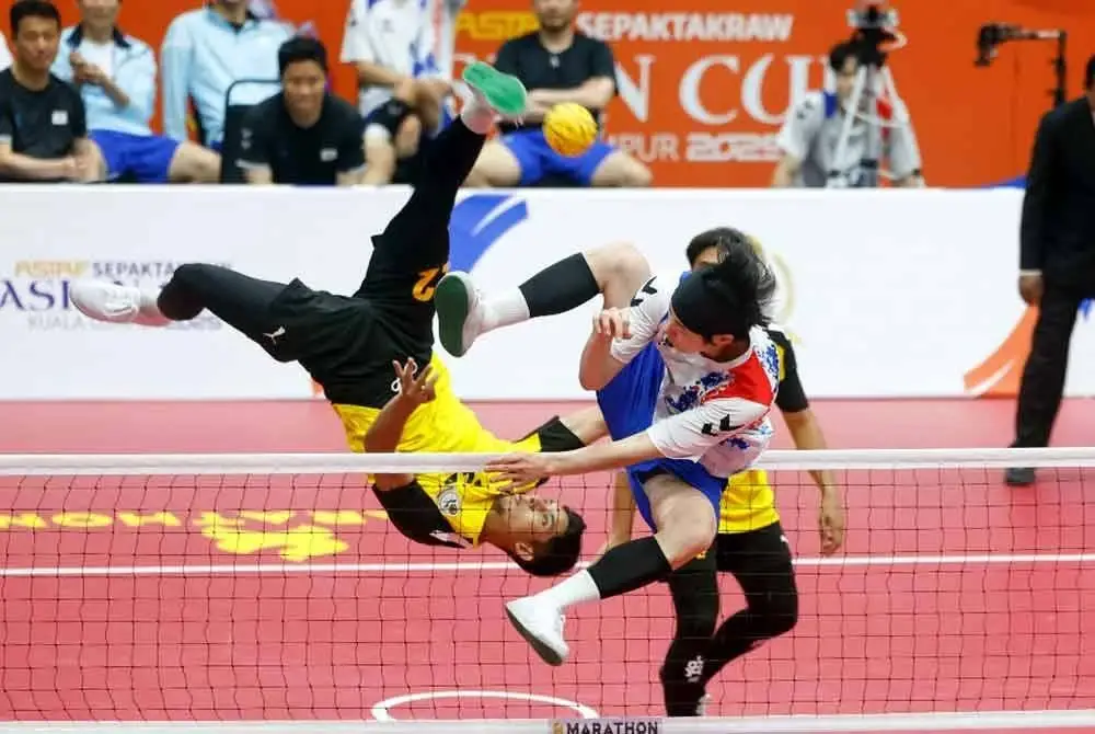 Aksi pemain pasukan Korea, Shin Hee Seop menahan libasan bola dari pemain pasukan negara, Muhammad Shahalril Aiman Halim pada acara regu berpasukan. Foto: Bernama