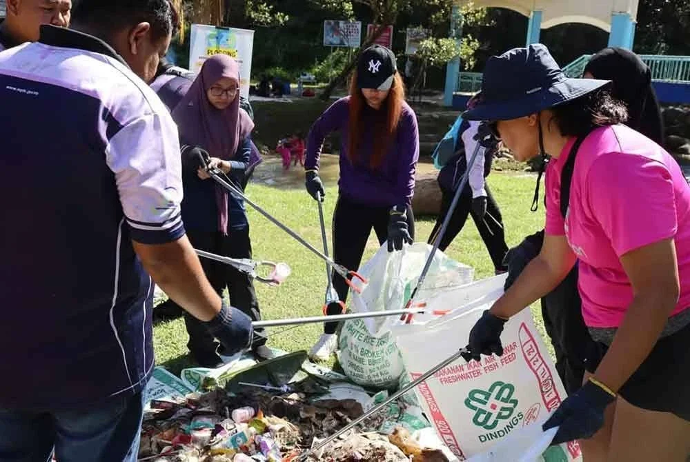 Lebih 100kg sampah berjaya dikutip di sekitar Air Terjun Serendah yang terdiri daripada sisa seperti lampin bayi, bahan logam, plastik, kaca dan sebagainya. Foto: Facebook MPHS