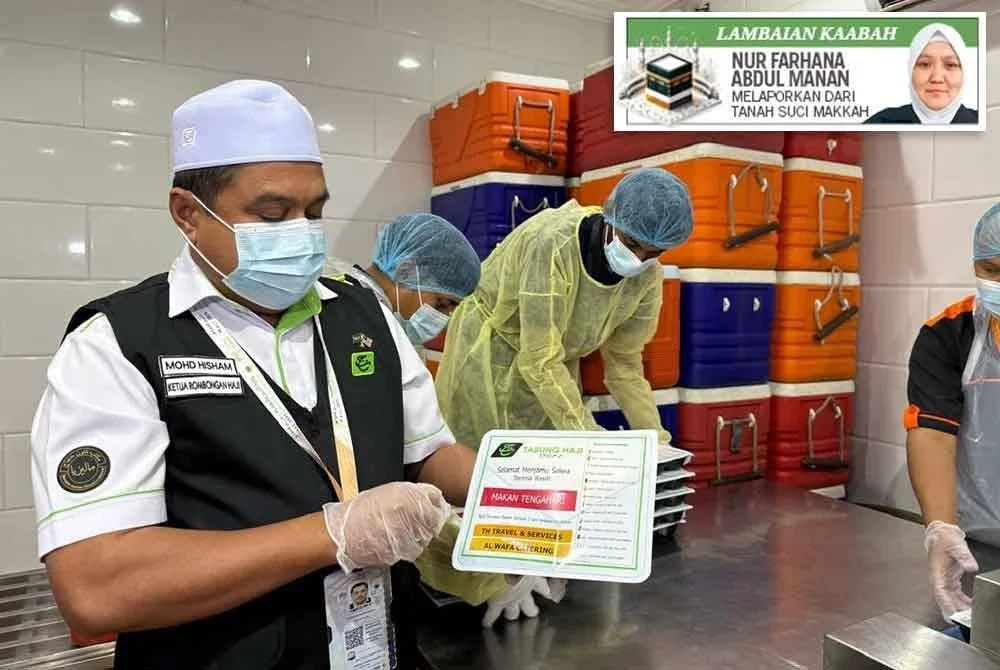 Mohd Hisham menunjukkan pek makanan yang diagihkan kepada jemaah haji Malaysia. Foto Bernama