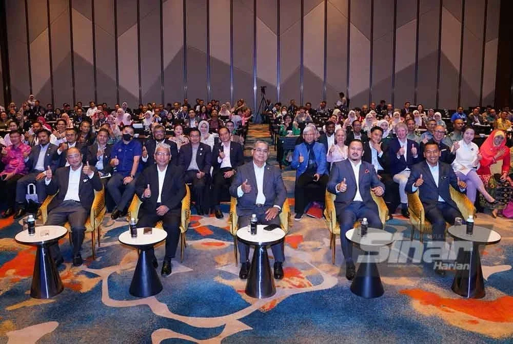 Aaron (depan, tengah) bersama tetamu kehormat dan peserta Seminar Hari Muzium Antarabangsa Malaysia 2025. FOTO - SINAR HARIAN / MOHD HALIM ABDUL WAHID