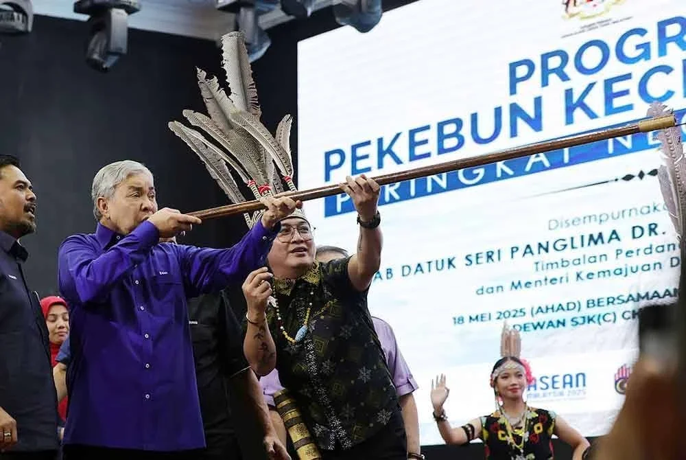 Timbalan Perdana Menteri, Datuk Seri Dr Ahmad Zahid Hamidi pada simbolik perasmian program Pekebun Kecil Makmur RISDA peringkat negeri Sabah di Dewan SJK (C) Chung Hwa Tenom pada Ahad. Foto Bernama